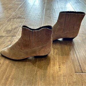Westies Women’s Suede Ankle Booties Tan Size 7.5 EUC